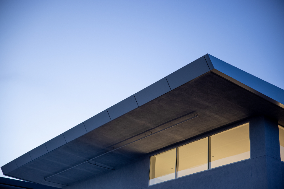 Arquitectura residencial moderna de líneas limpias